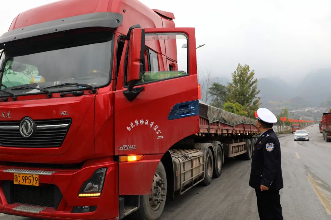 "黑车"是指没有合法有效手续或者达到国家强制报废标准的货车.