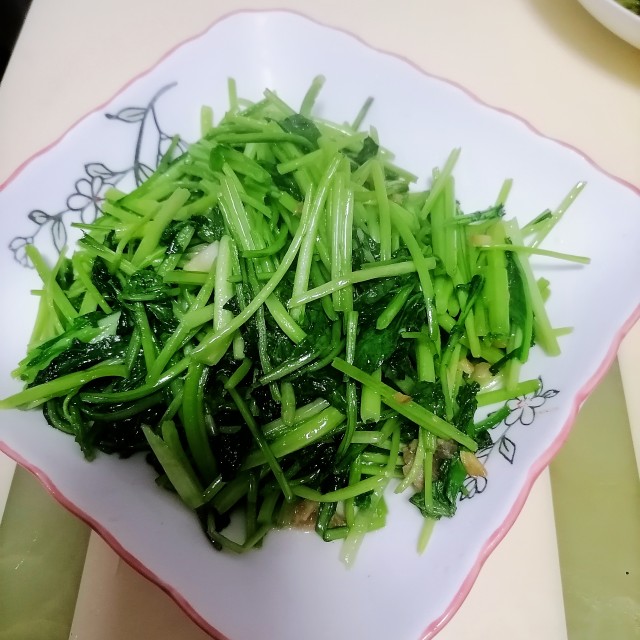 素炒萝卜叶,五分钟搞定,清淡鲜香