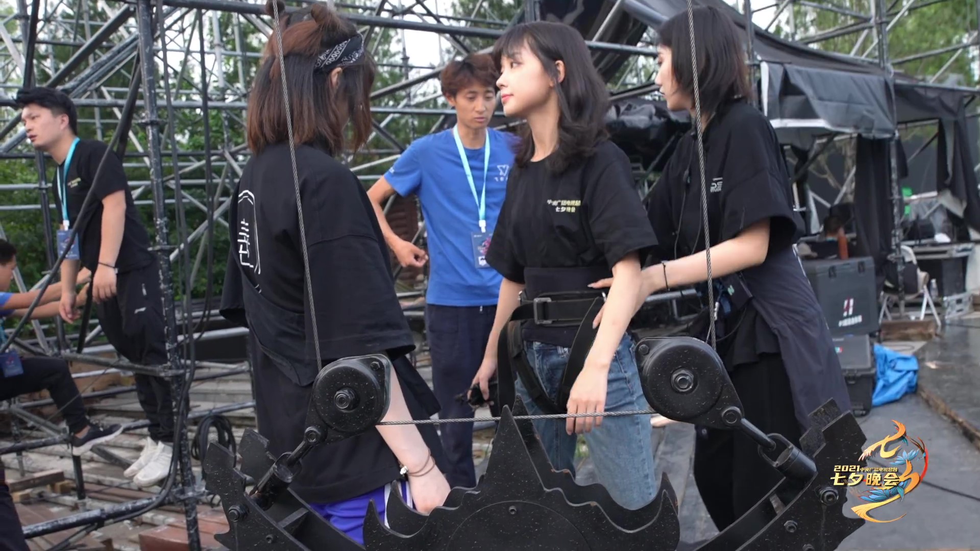 央视王冰冰七夕晚会吊威亚,天外飞仙式出场好美,怼脸拍清纯养眼