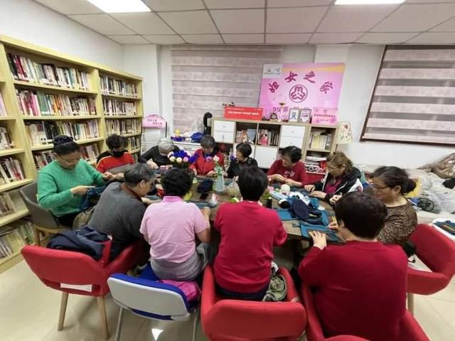 公交220新添"爱心包"!原来出自这群杨浦"妈妈"的手