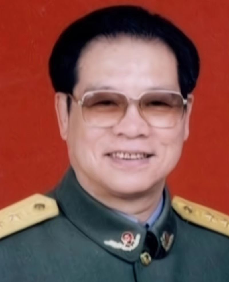 他是武警司令员,58岁升少将,63岁升中将,66岁被免职后退役