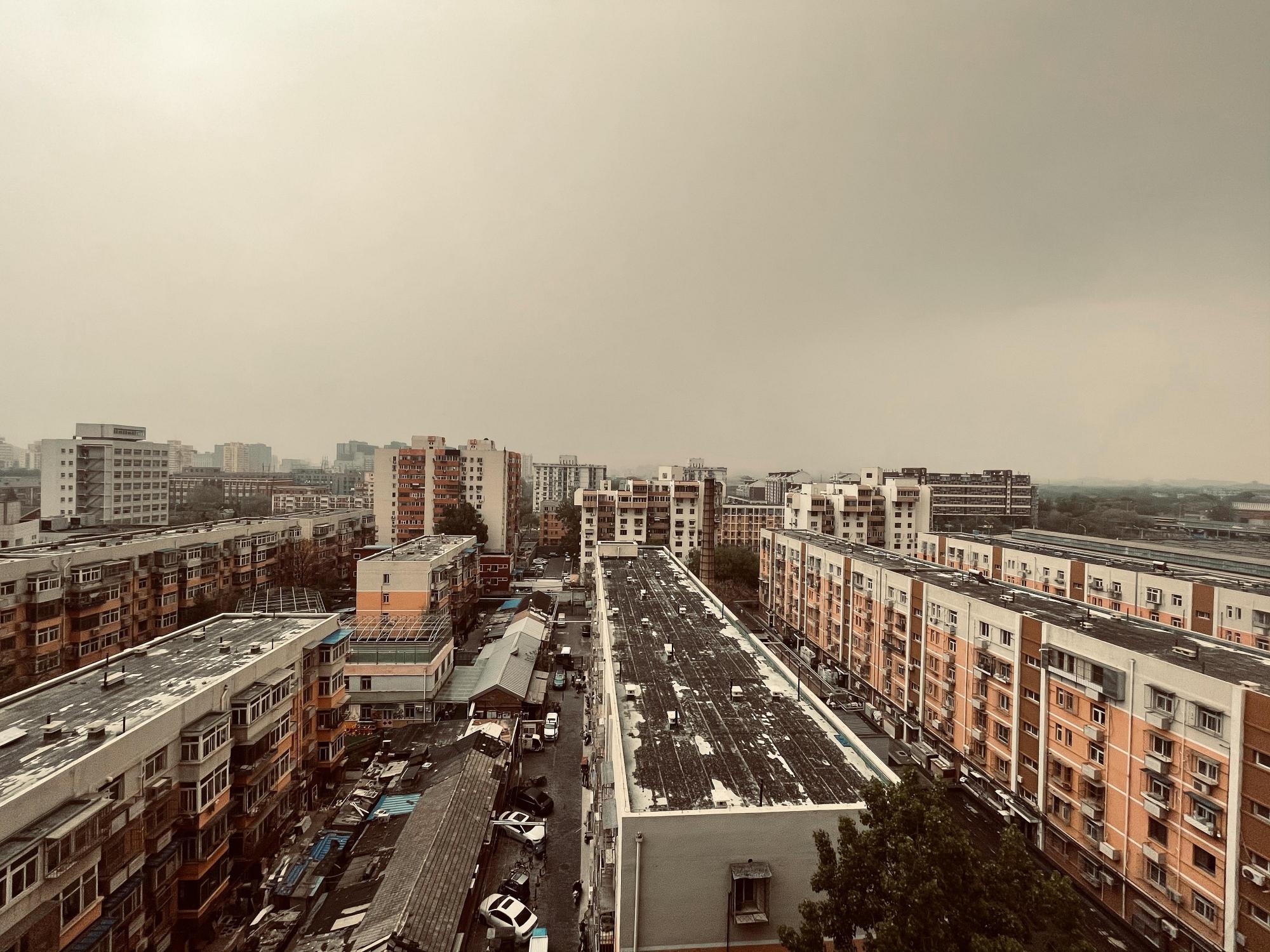 沙尘影响北京"泥雨"从天而降