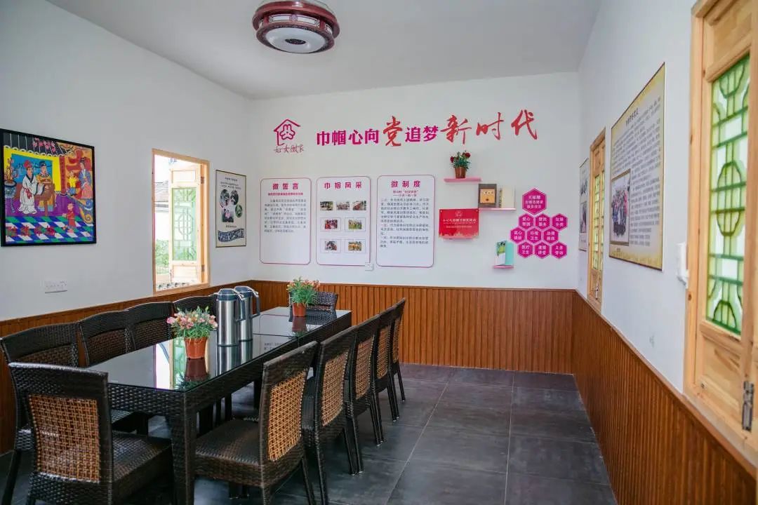 妇女微家里的一抹红