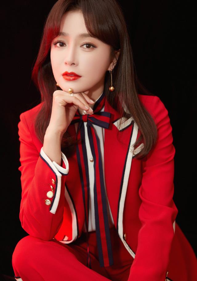 38岁秦岚穿红色也太好看了吧!能把西装穿出甜美估计也只有她了!
