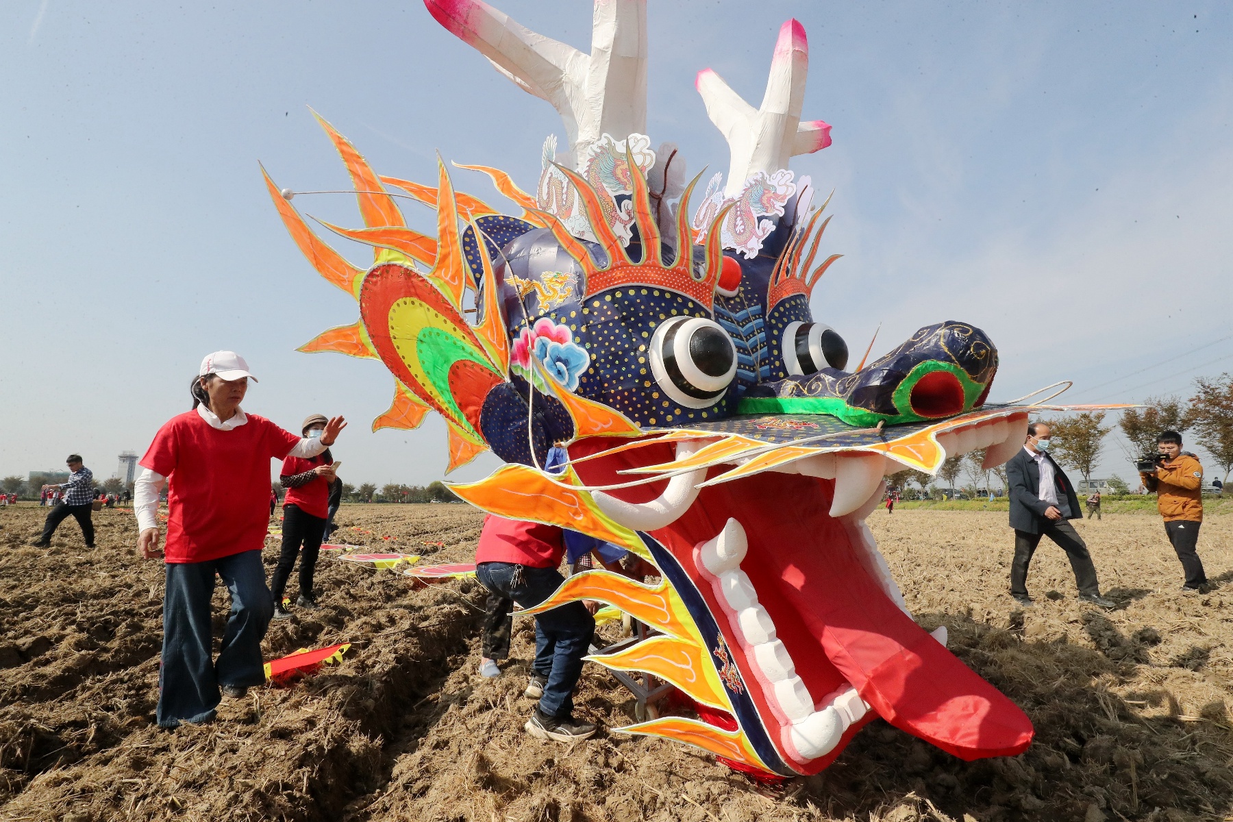 壮观!国内最大百米巨龙风筝在湖州成功放飞