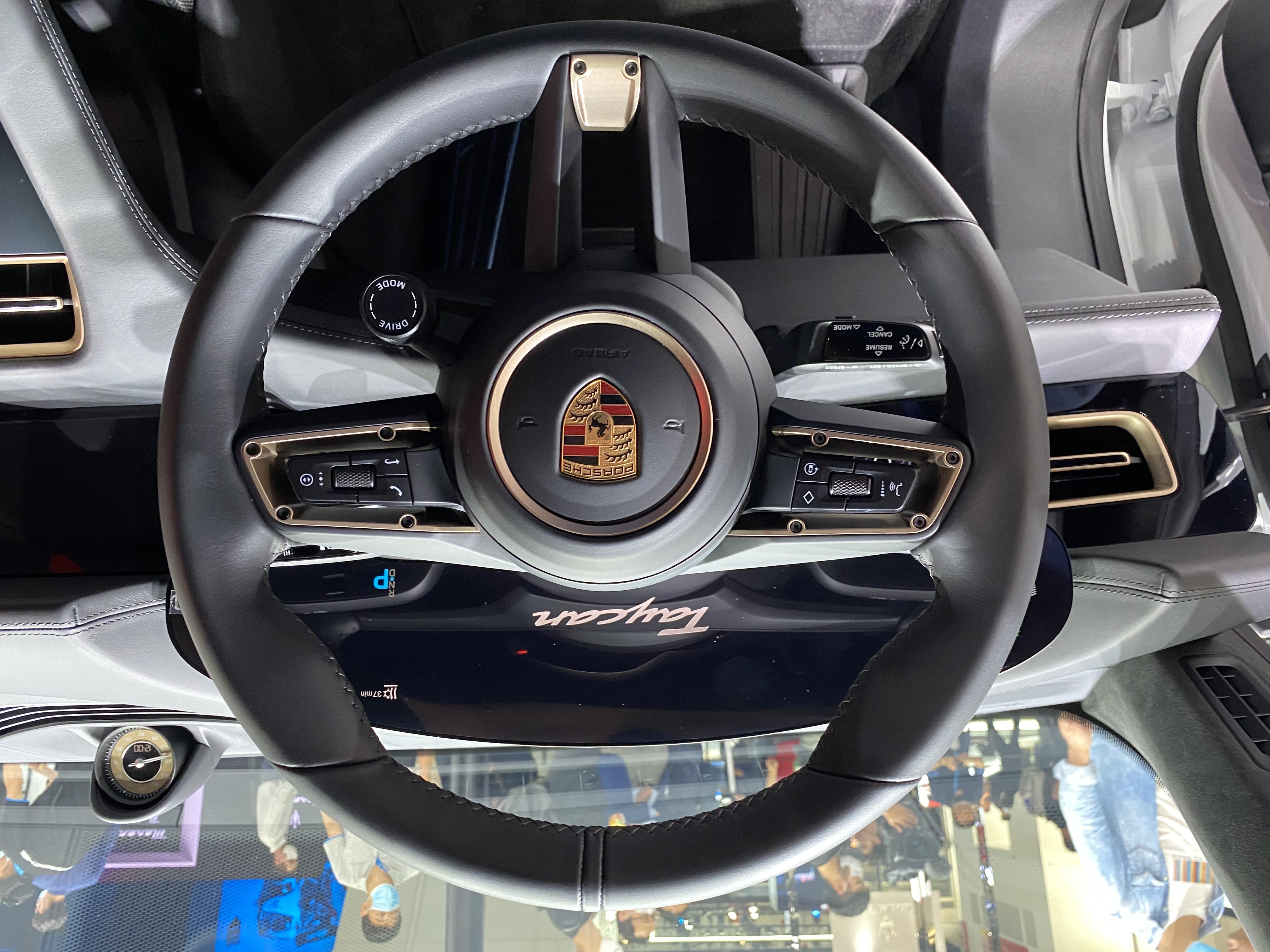 俘获少女心 保时捷taycan 冰莓粉还是个入门版