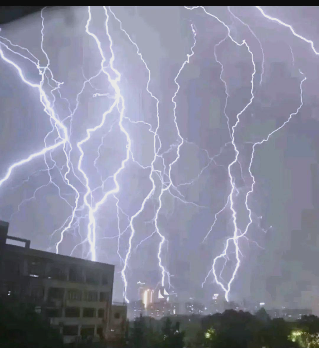 江西之夜:狂风暴雨与众多闪电的震撼体验