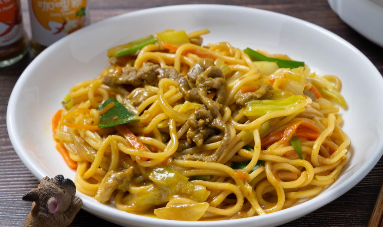 面条不会做?大叔教你咖喱炒面,q弹爽口,香气扑鼻, 三步就搞定