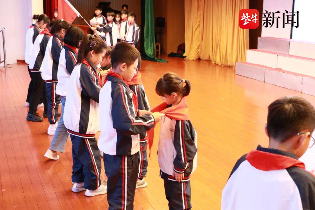 苏州吴中开发区实验小学开展二年级新队员入队仪式
