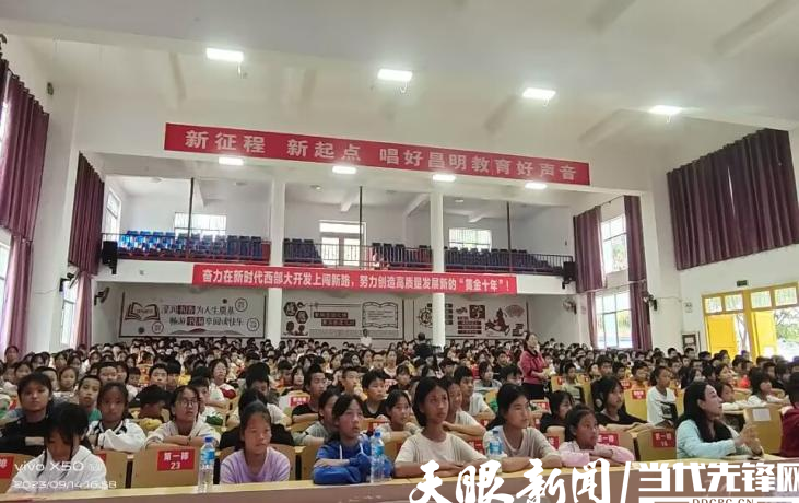 黔南州关工委到贵定县第五中学开展法治宣讲进校园活动