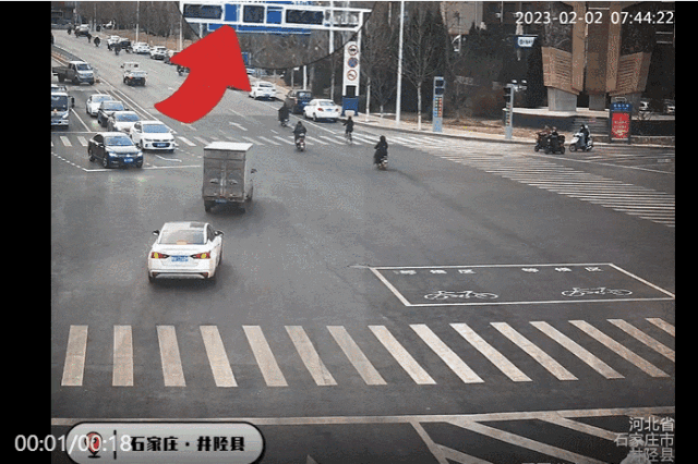 一轿车以90km/h时速抢黄灯，撞飞闯红灯电动自行车致1人死亡，司机被公诉！详情披露-有驾