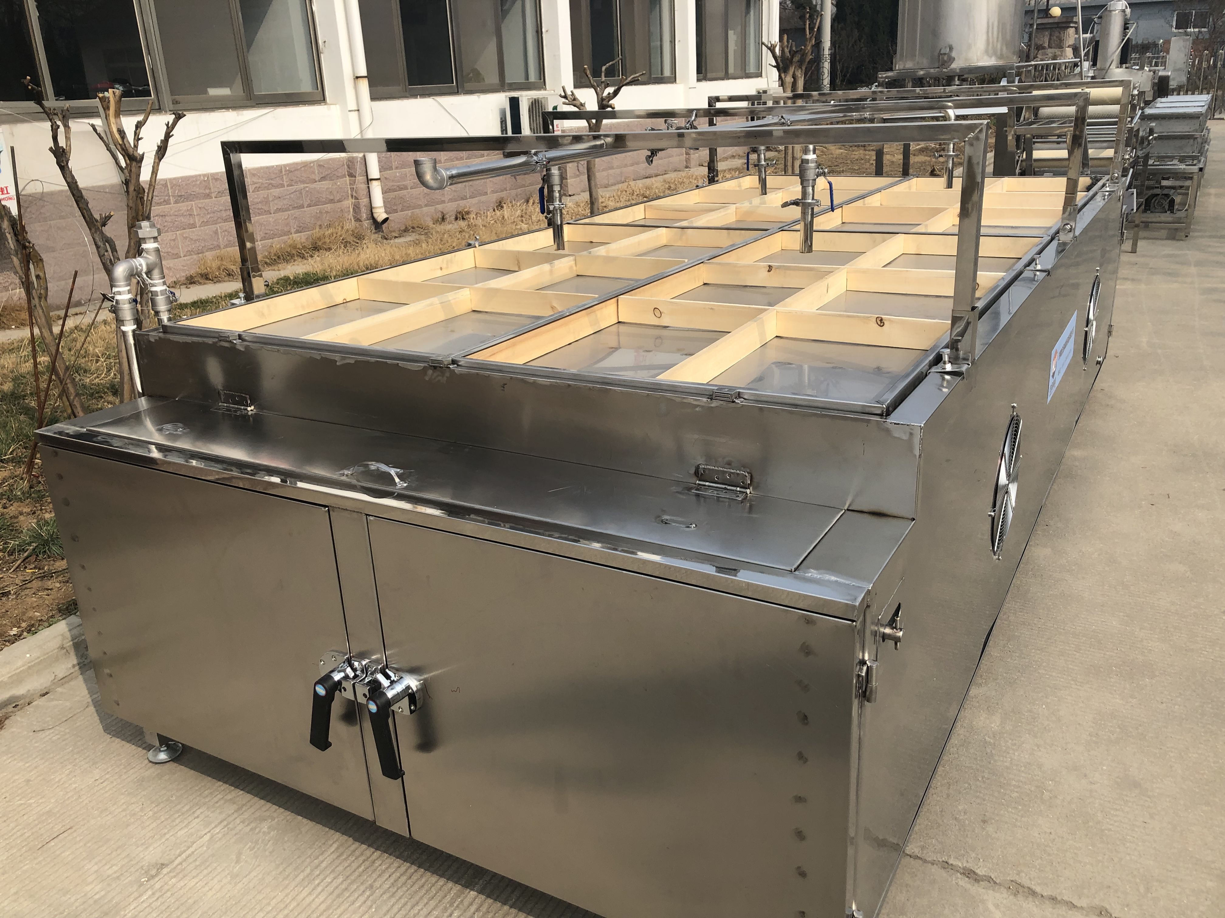 免安装自带烘干手工腐竹机来咯,这款豆制品设备设备节省烘干面积