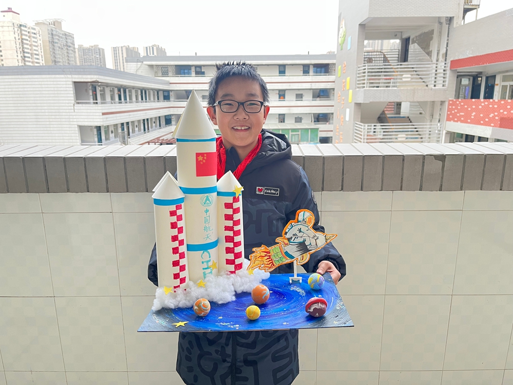 三年级的同学们在精心种绿豆呢,每天,孩子们都满怀期待地看着小绿豆