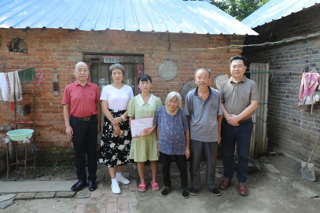 新野县上庄乡爱心企业家捐资助学助力家乡学子逐梦远航