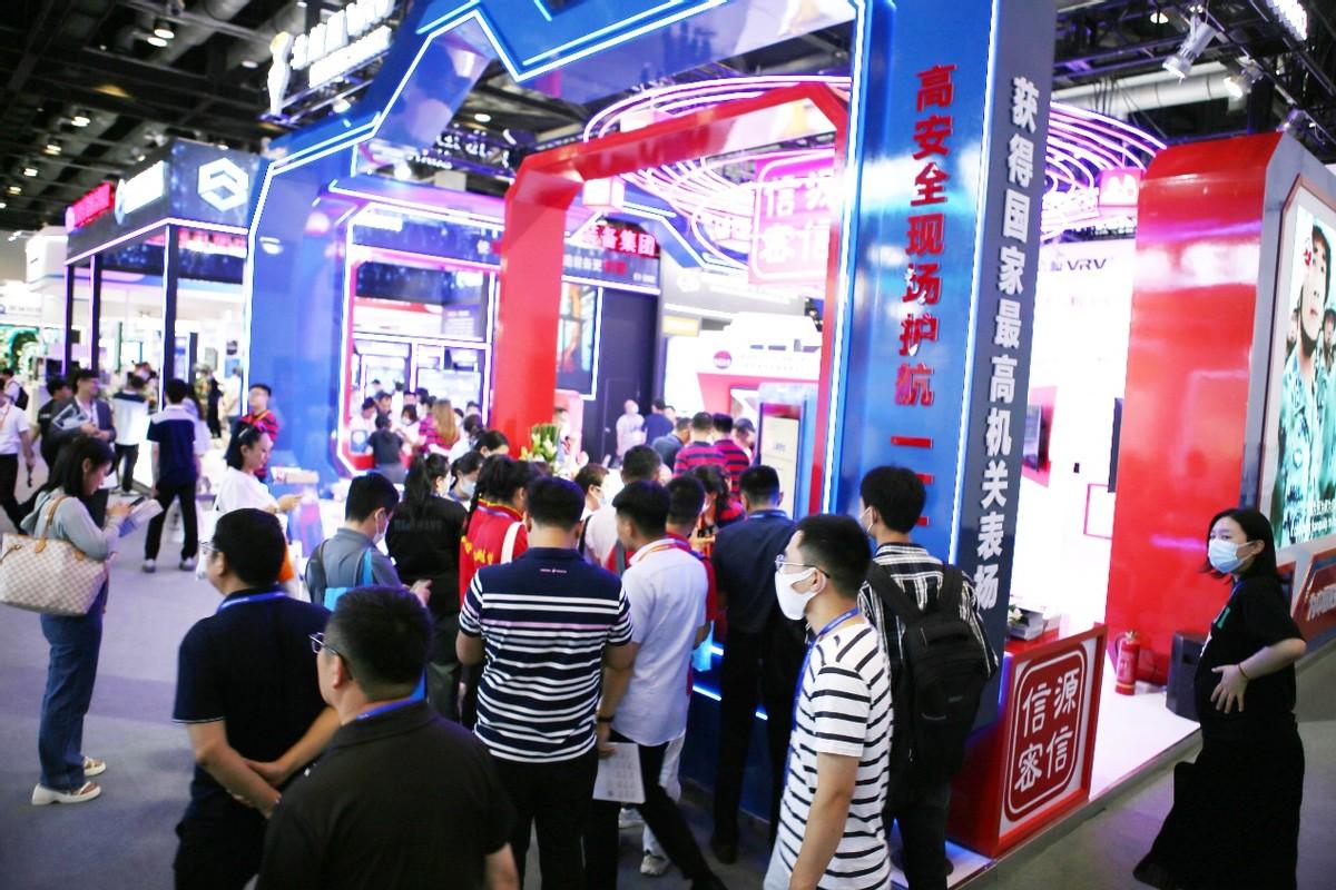 "网红钉子人"现身第十二届中国国际国防电子展览会