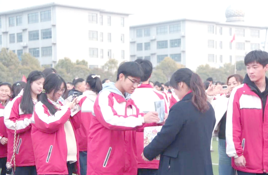 枣庄二中高考百日誓师:青春的庄严迈进与热情展望