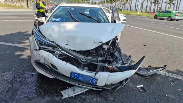 两女子乘滴滴快车情侣路遇险,车头撞进公交车,损毁严重!