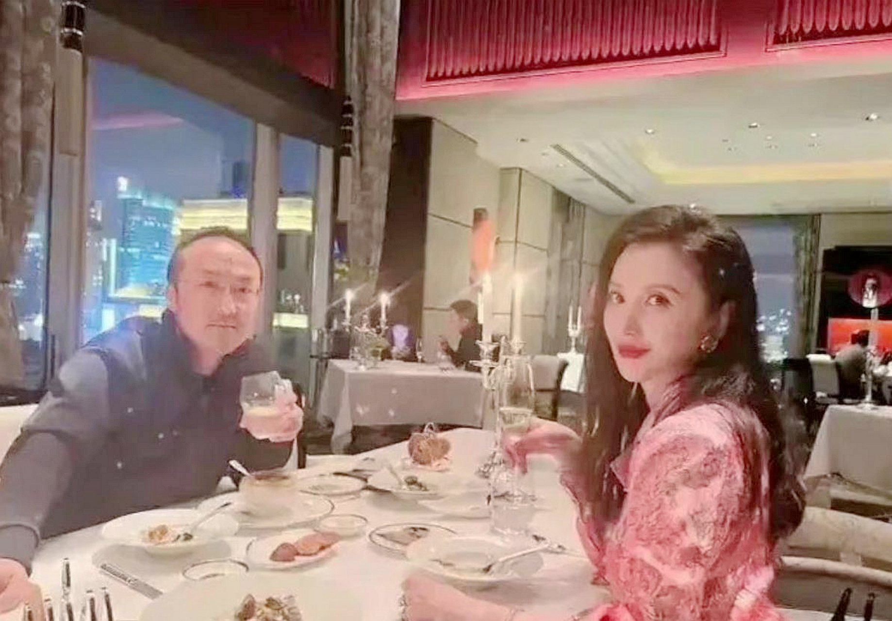 张萌与豪门老公合影!