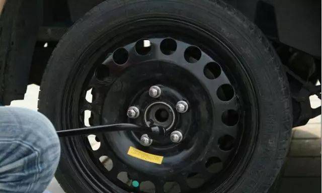 汽车轮胎螺丝扭力 汽车轮胎螺丝扭力过大