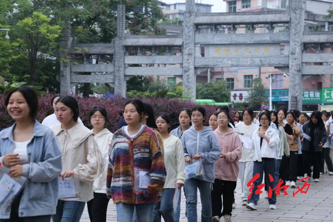 花垣县边城高级中学考点,学生穿过成功门,一举高粽凤凰