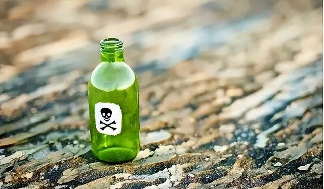 丧尽天良!一男子因怀疑妻子出轨,便将内裤撒入毒药致其死亡