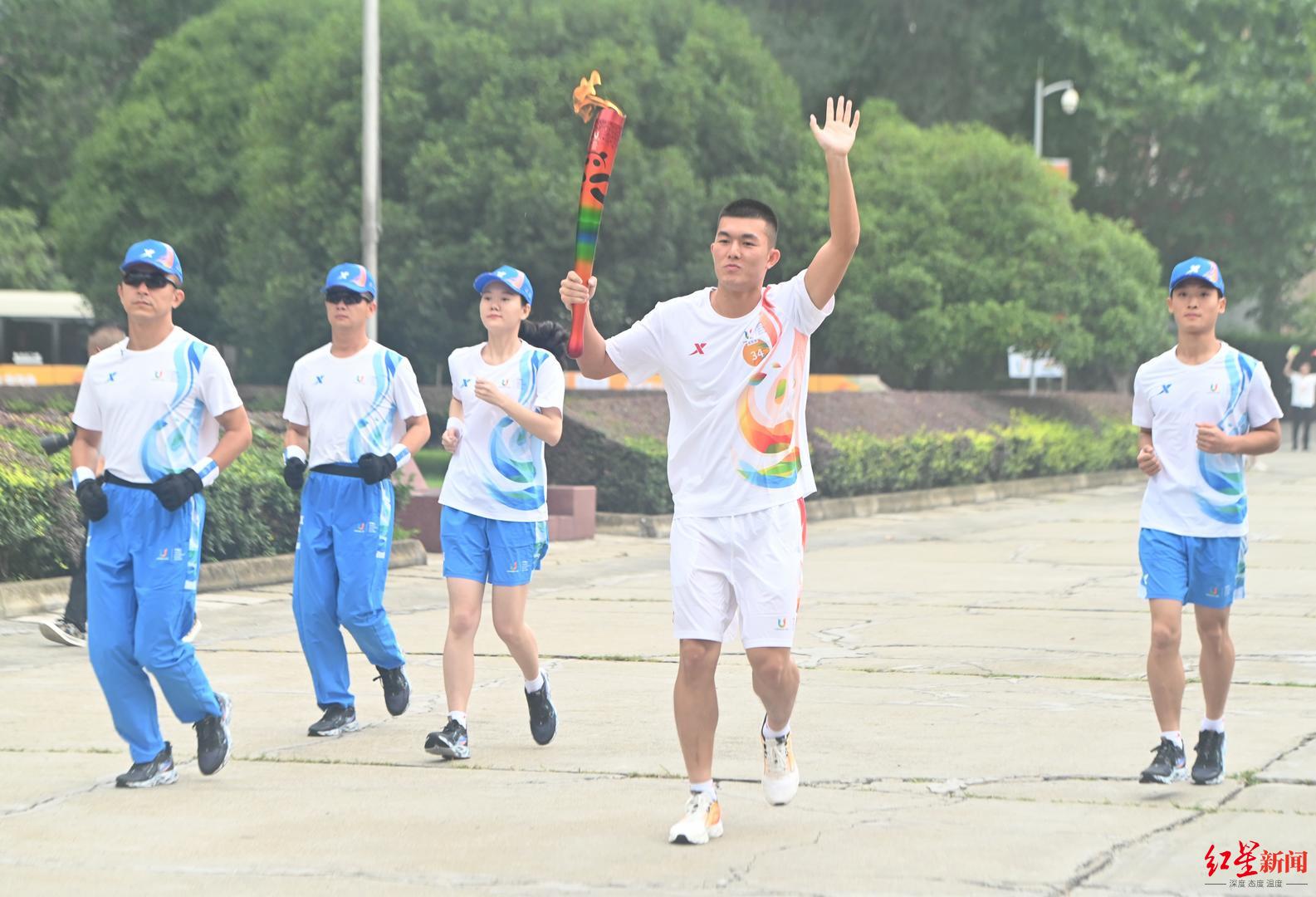 我是大运火炬手丨校园国旗护卫队成员王政文:顺利完成火炬接力,给大学