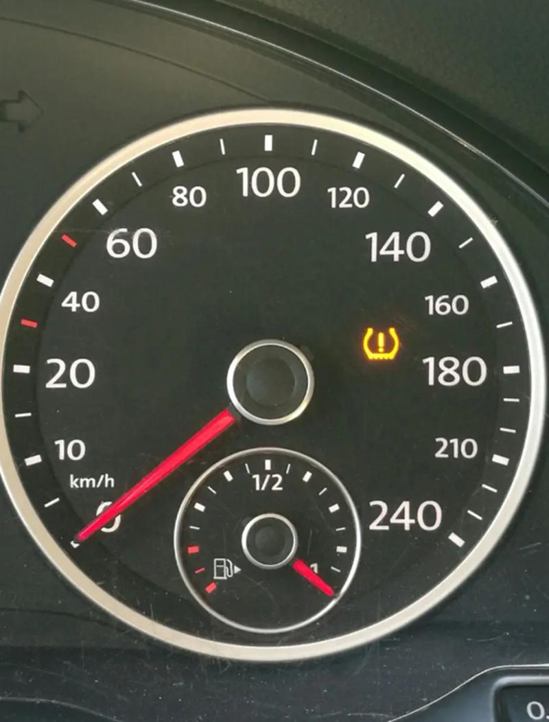 新宝来仪表上出现了一个感叹号和一个防滑标志的东西