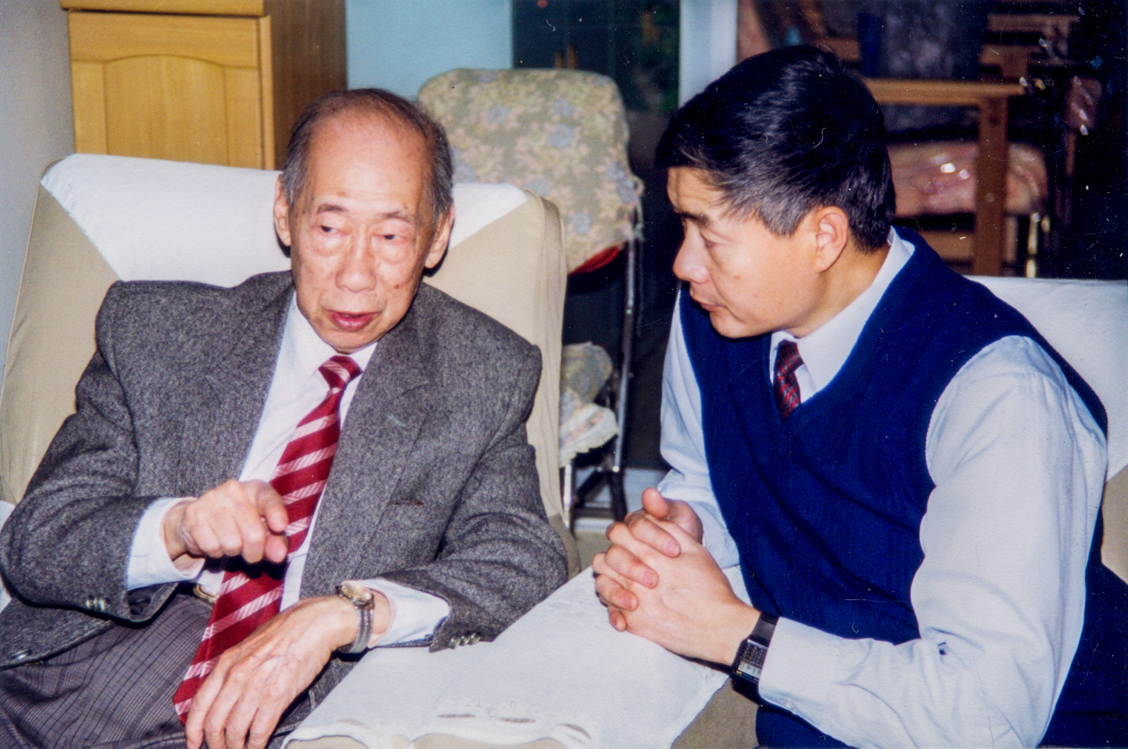 1999年1月2日,李煥之80歲生日時,李大康(右)與父親聊一些過去的事兒