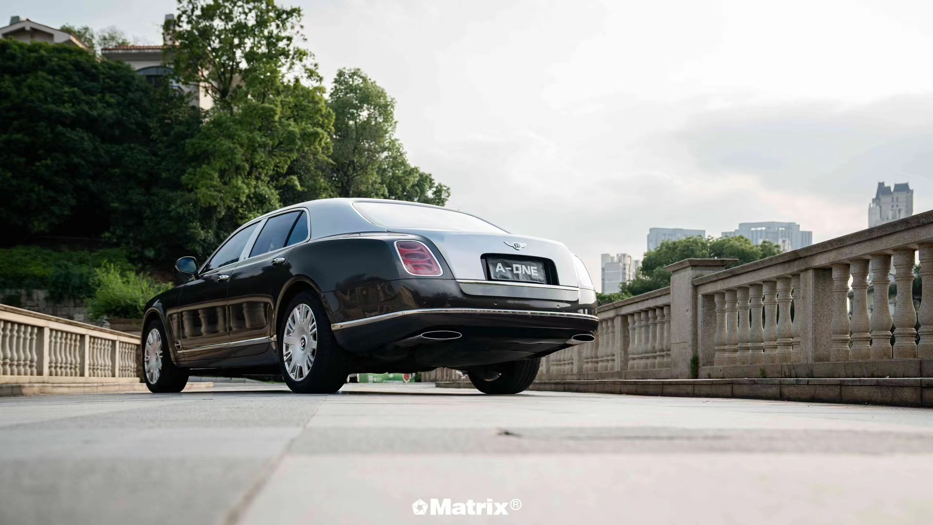 宾利慕尚矩阵改色膜gt银,优雅与复古的气息在此刻迸发