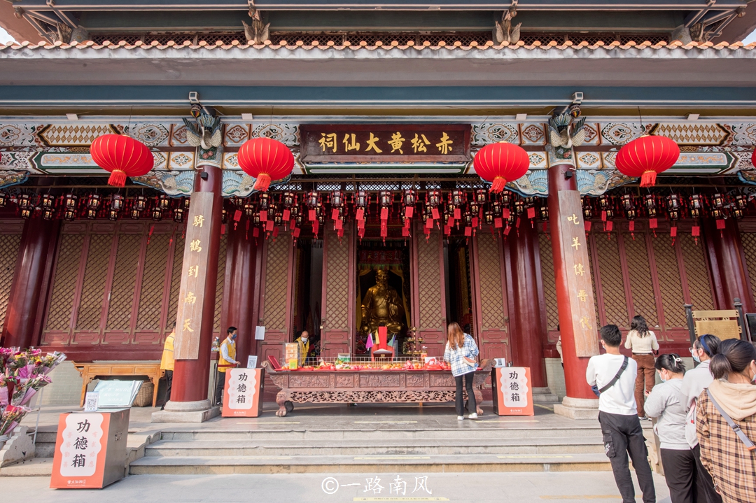 广州芳村隐藏一座黄大仙祠,外地游客不多,但里面很热闹