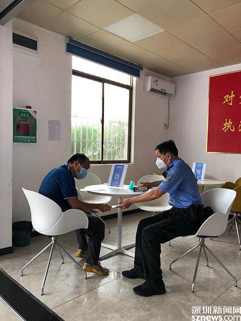 男子想不开跳海自杀 深圳湾派出所民警冒雨营救