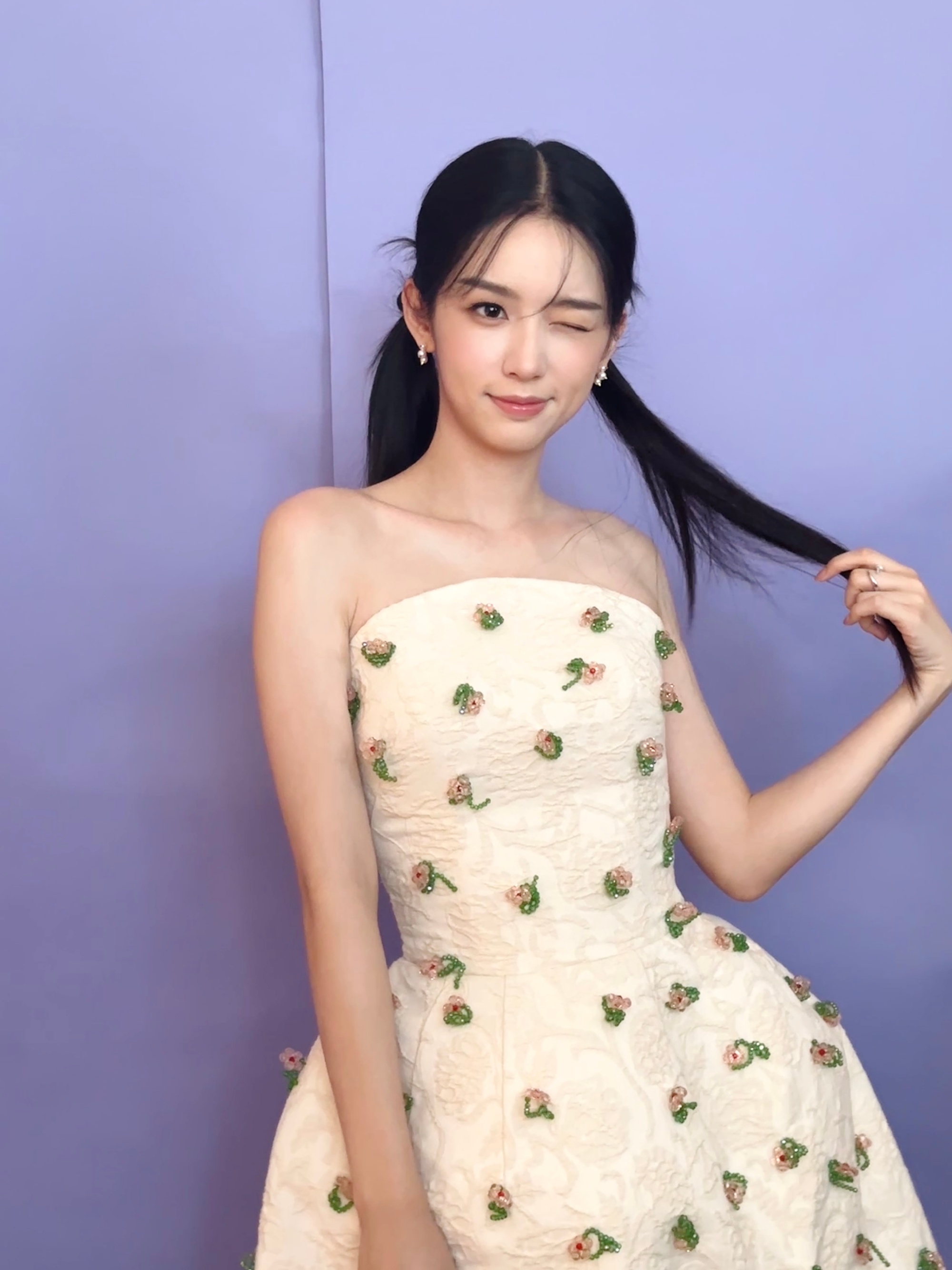 周也清新美照 身着抹胸白裙点缀小花清纯无比 扎着双辫娇俏可爱