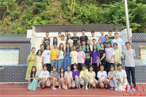 溆浦县桥江镇新田学校举办九年级大队部干部退部仪式