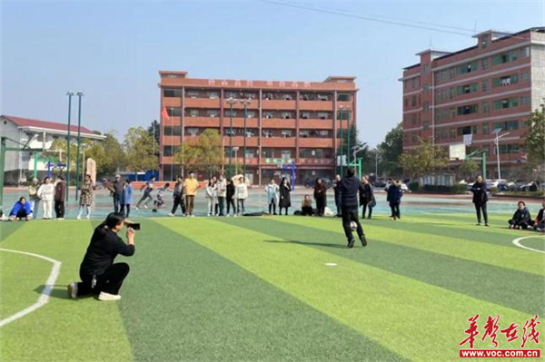 桃花坪街道雨山中学举行"企鹅漫步"趣味接力赛