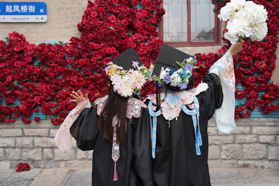 济南老街巷,众多大学毕业生戴上簪花学士帽留影