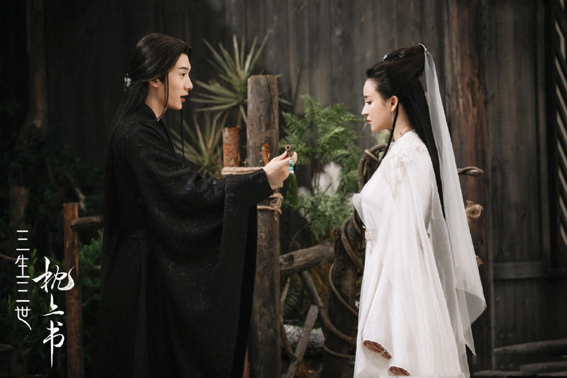 东华帝君给墨渊和少绾下了仙障,折颜和白真上神猜测是白浅下的.