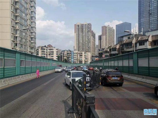 贵阳观山东路几起事故均没人受伤,原来是它护驾乘周全