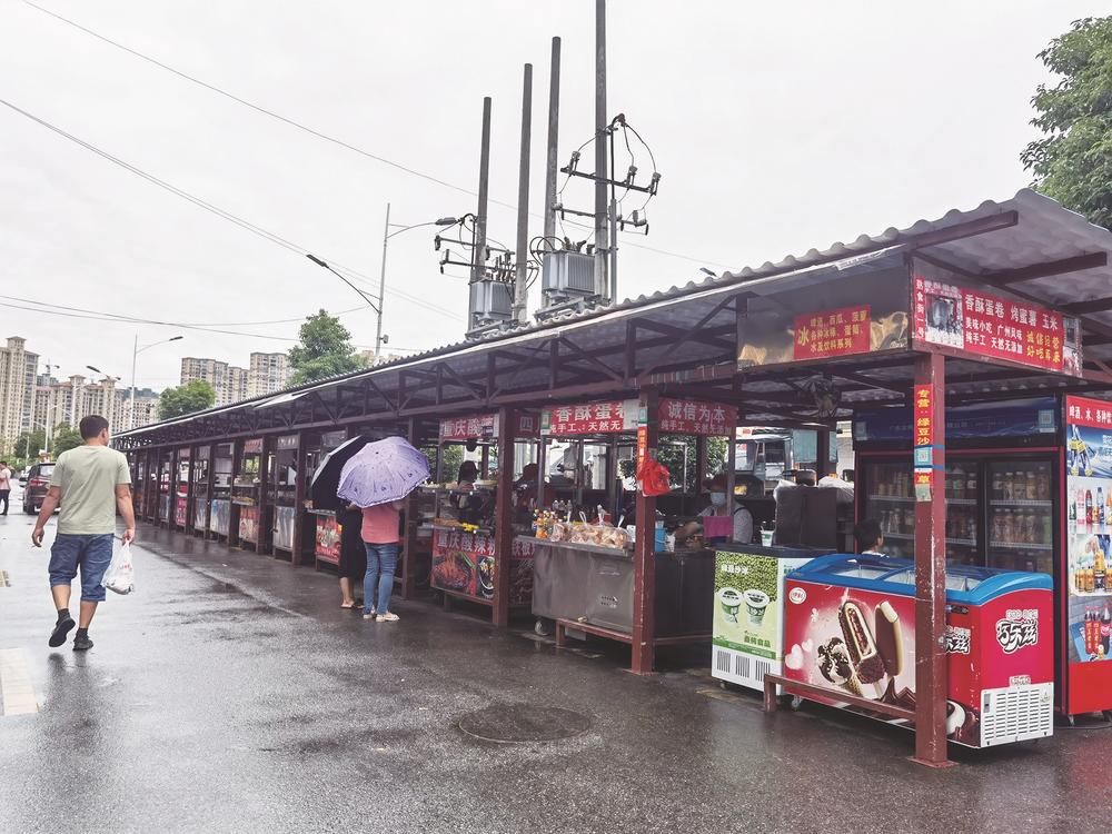 宁乡历经铺街道在沙河市场统一划定摊位14名流动摊贩安了"家"