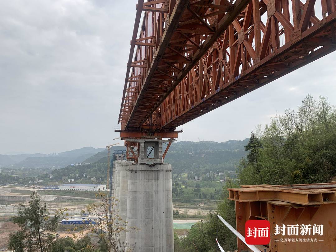 汉巴南铁路恩阳河特大桥首孔节段拼装简支箱梁开始架设 全线预计2024