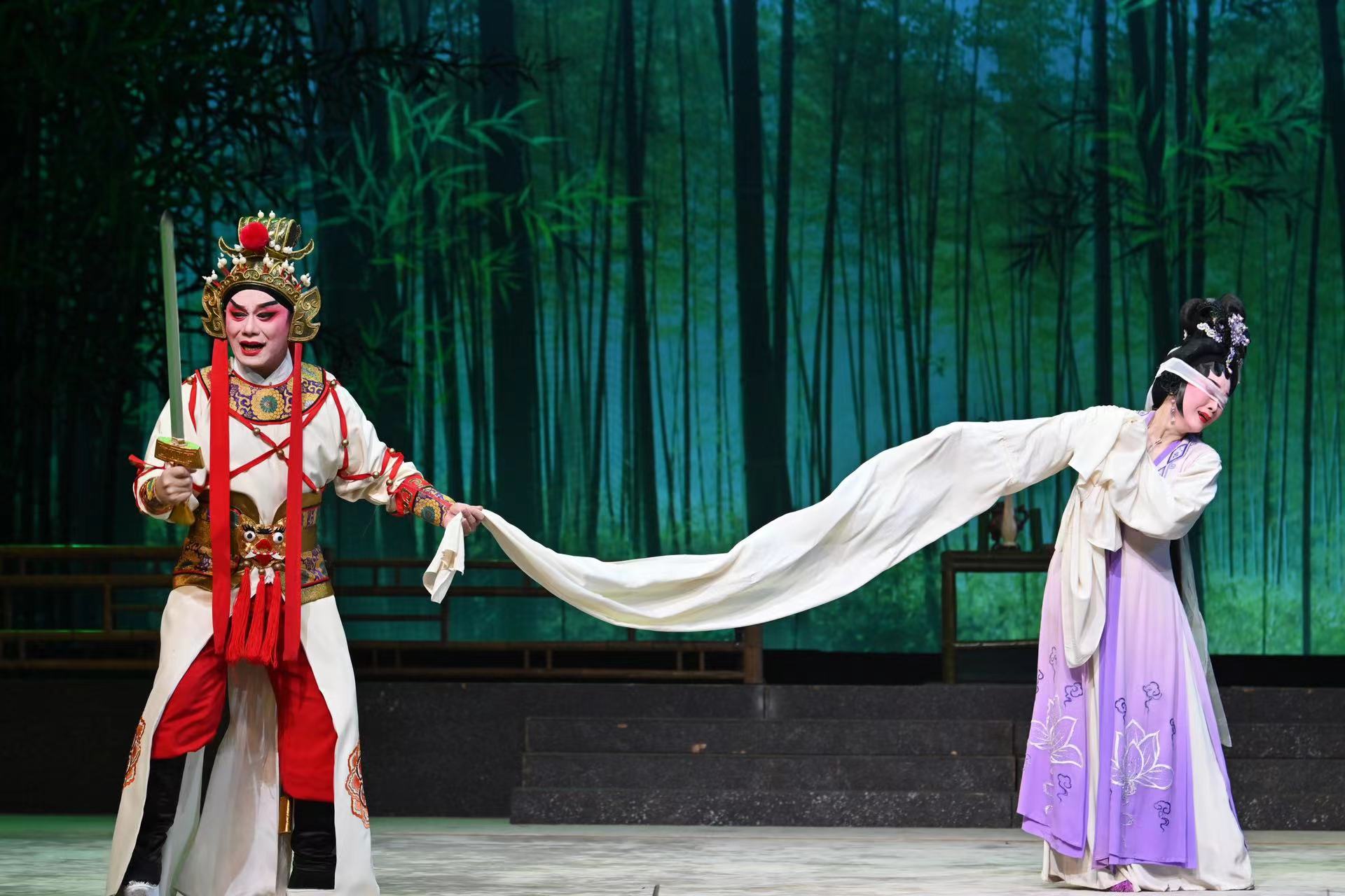 丁凡,彭庆华师徒分饰一角 粤剧《观音情度韦陀天》展现传承力量