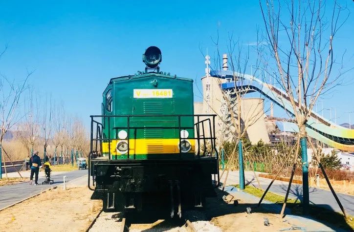 北京冬奥公园北段紧邻首钢园区,漫步冬奥公园,在"火车乐园"景沟点