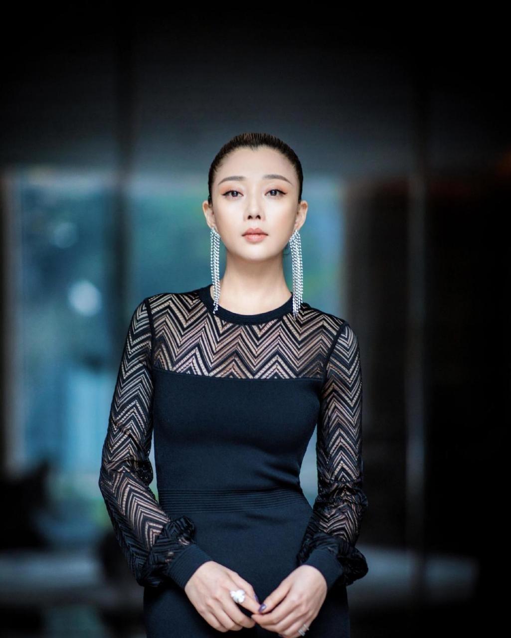 殷桃的"饱满"身材真馋人,穿开叉裙领口直接开到腰,真不怕走光 不少