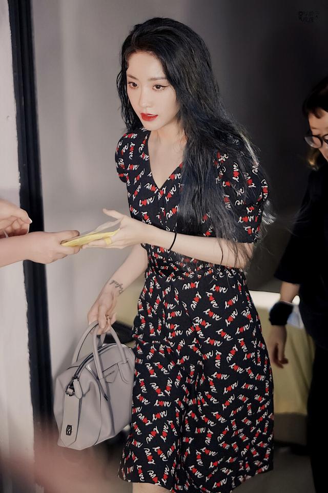 喻言工作室庆祝成立一周年,网友期待