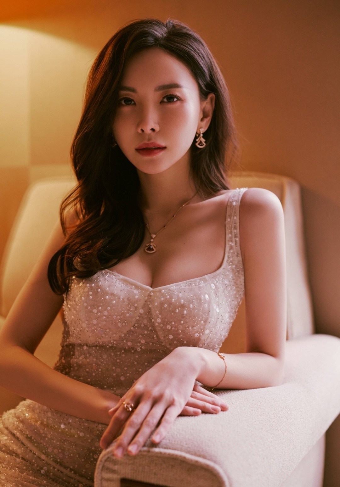 明星写真:于文文白色珍珠低胸吊带长裙出席活动,身材性感傲人