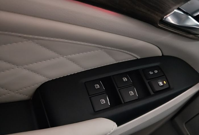 广汽传祺gm8的电动门开关被巧妙地设计在方向盘左下方的控制区内,这一