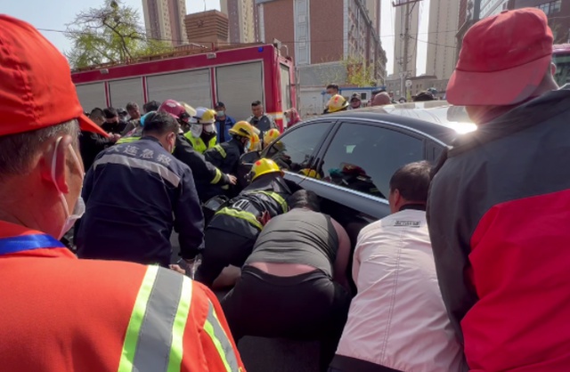 事发大连!男子被压到车下,众人喊着号子合力抬车救人