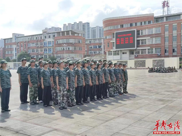 南县一中高一军训正在进行时