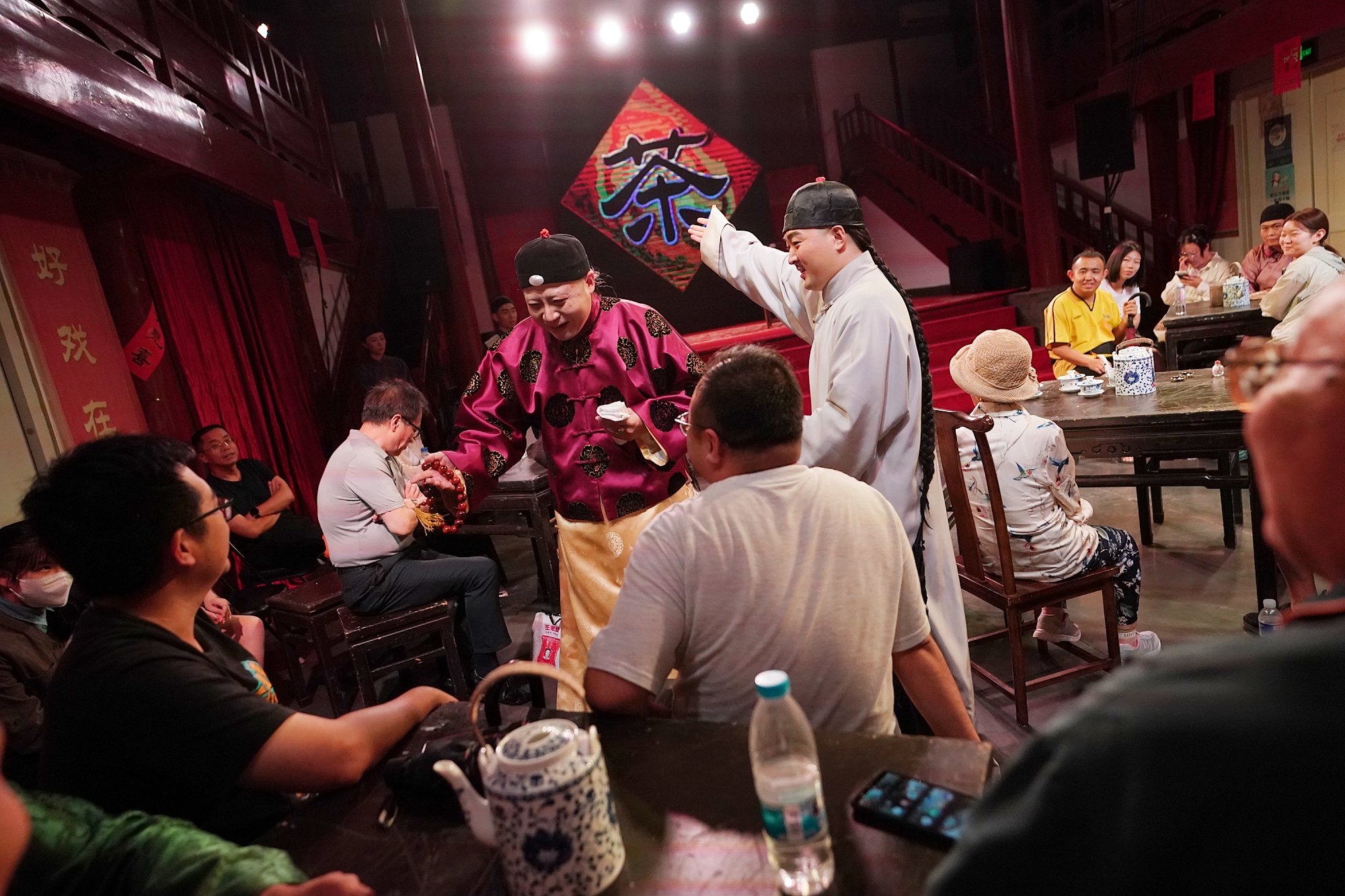 颜料会馆变身"老裕泰",沉浸式北京曲剧《茶馆》带观众入戏品茶