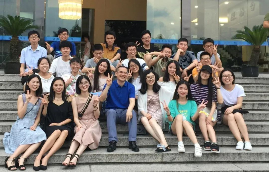 浙大老师教书29年成偶像,学生排队要签名