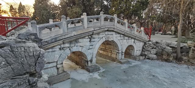 保定古莲花池的元代石桥白玉桥绿野梯桥